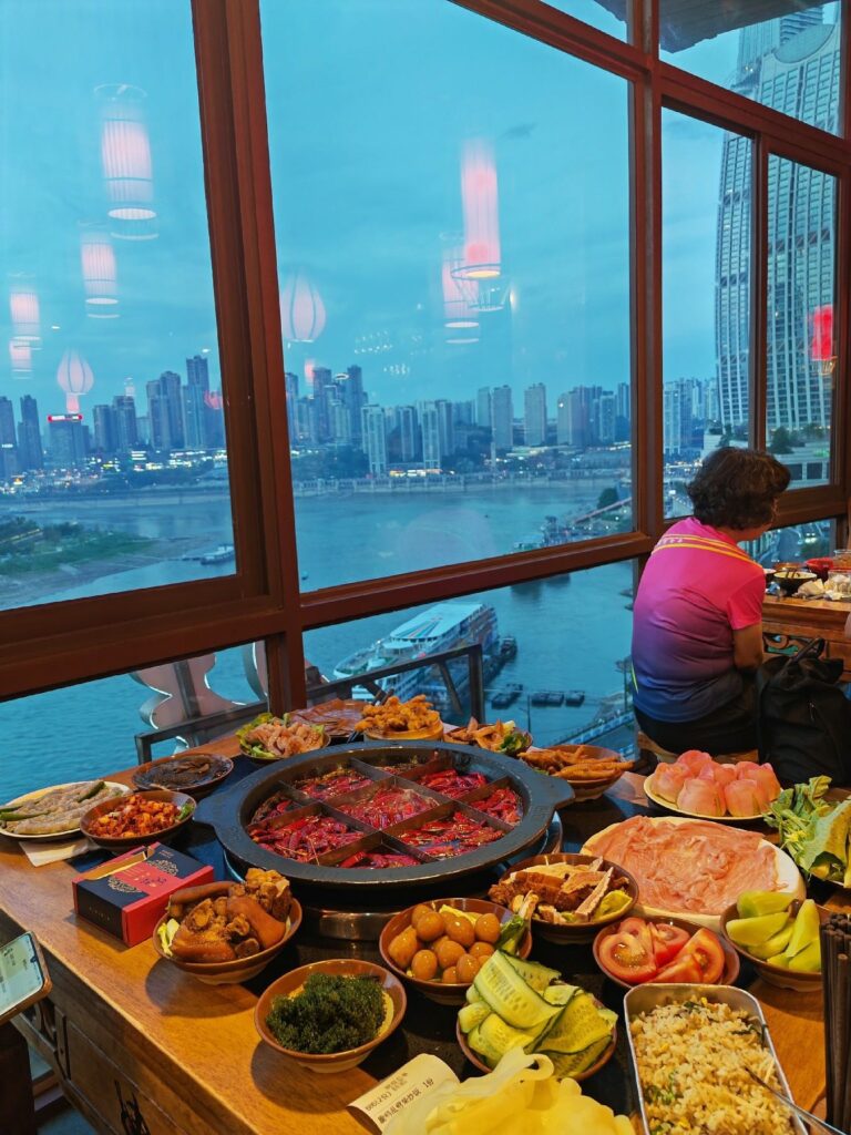 重庆江景火锅攻略：在麻辣鲜香中品味山城最美夜色