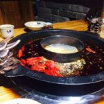 山城麻辣诱惑：从鸳鸯火锅看重庆美食文化的传承与创新