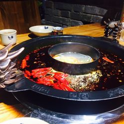 山城麻辣诱惑：从鸳鸯火锅看重庆美食文化的传承与创新