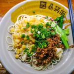 玩转重庆必尝美食：重庆小面与盅盅面的舌尖诱惑