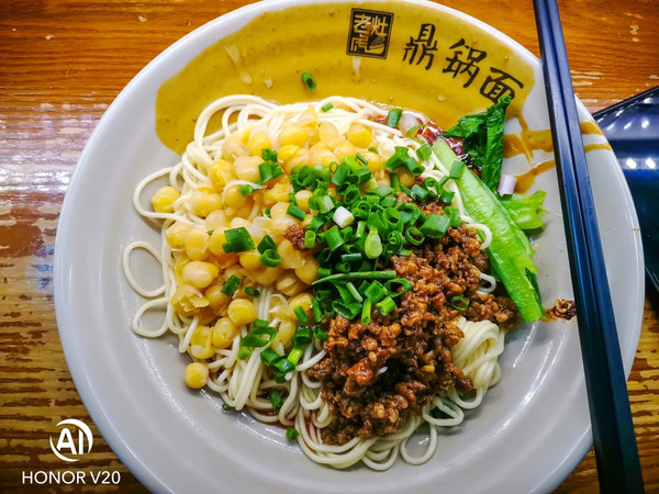 玩转重庆必尝美食：重庆小面与盅盅面的舌尖诱惑