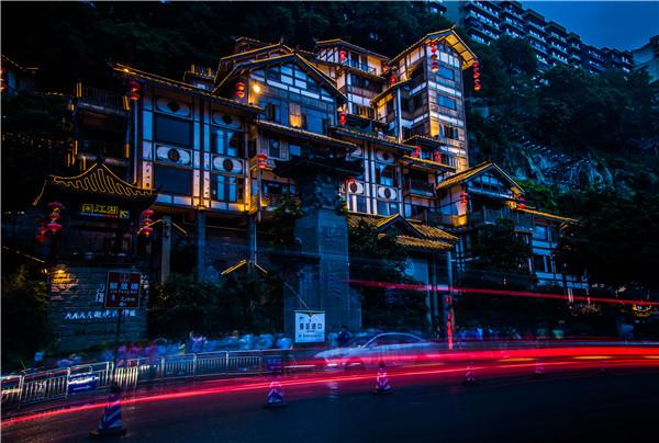 重庆魔幻交通全攻略：从轻轨穿楼到长江索道，解锁8D山城独特魅力