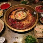 重庆火锅与江景的绝美邂逅，品味山城的火辣与浪漫。