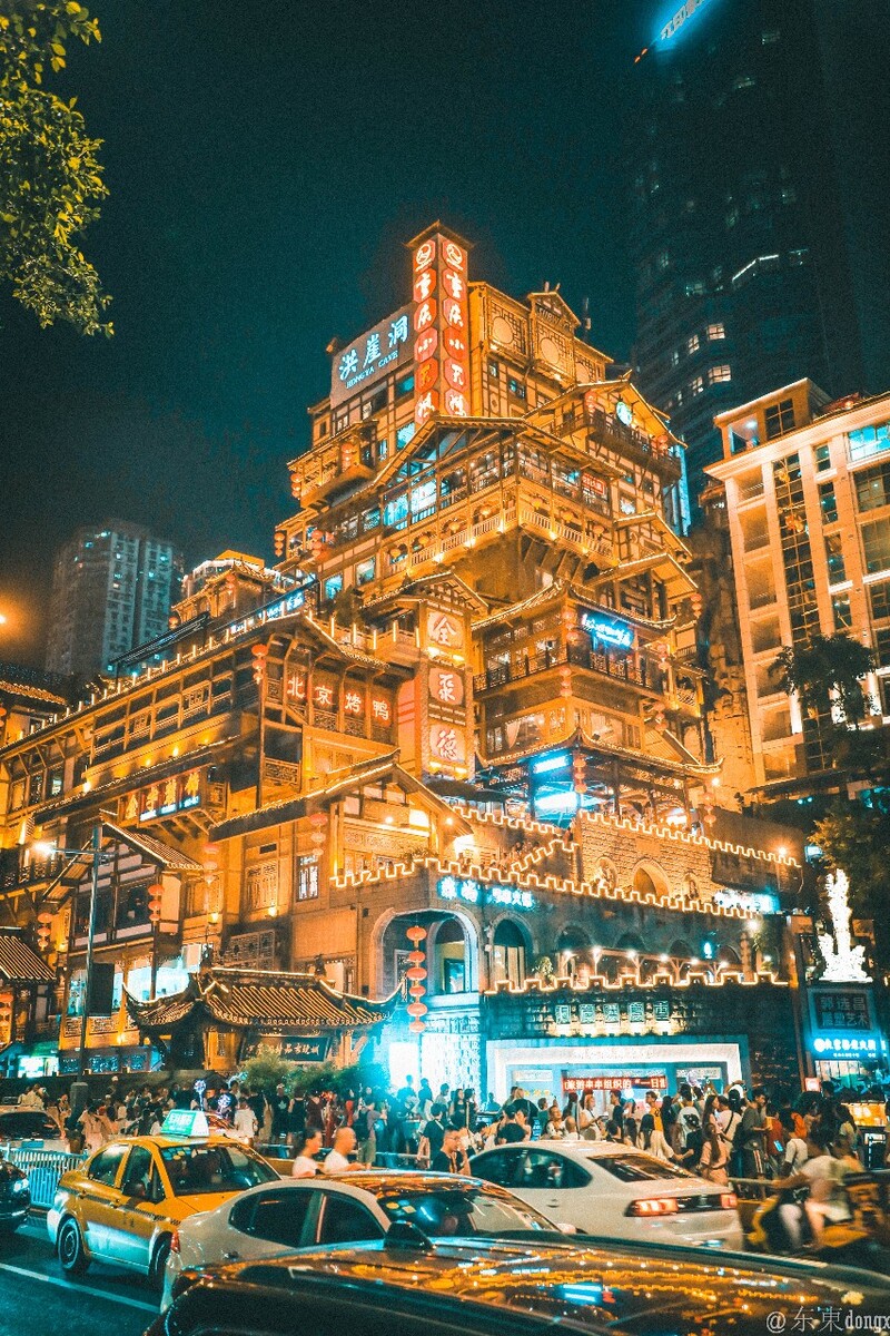 穿越8D魔幻重庆：在赛博朋克夜景中寻找未来都市的极致魅力
