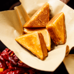 重庆美食探秘：三角粑与甜品的完美邂逅，舌尖上的山城记忆