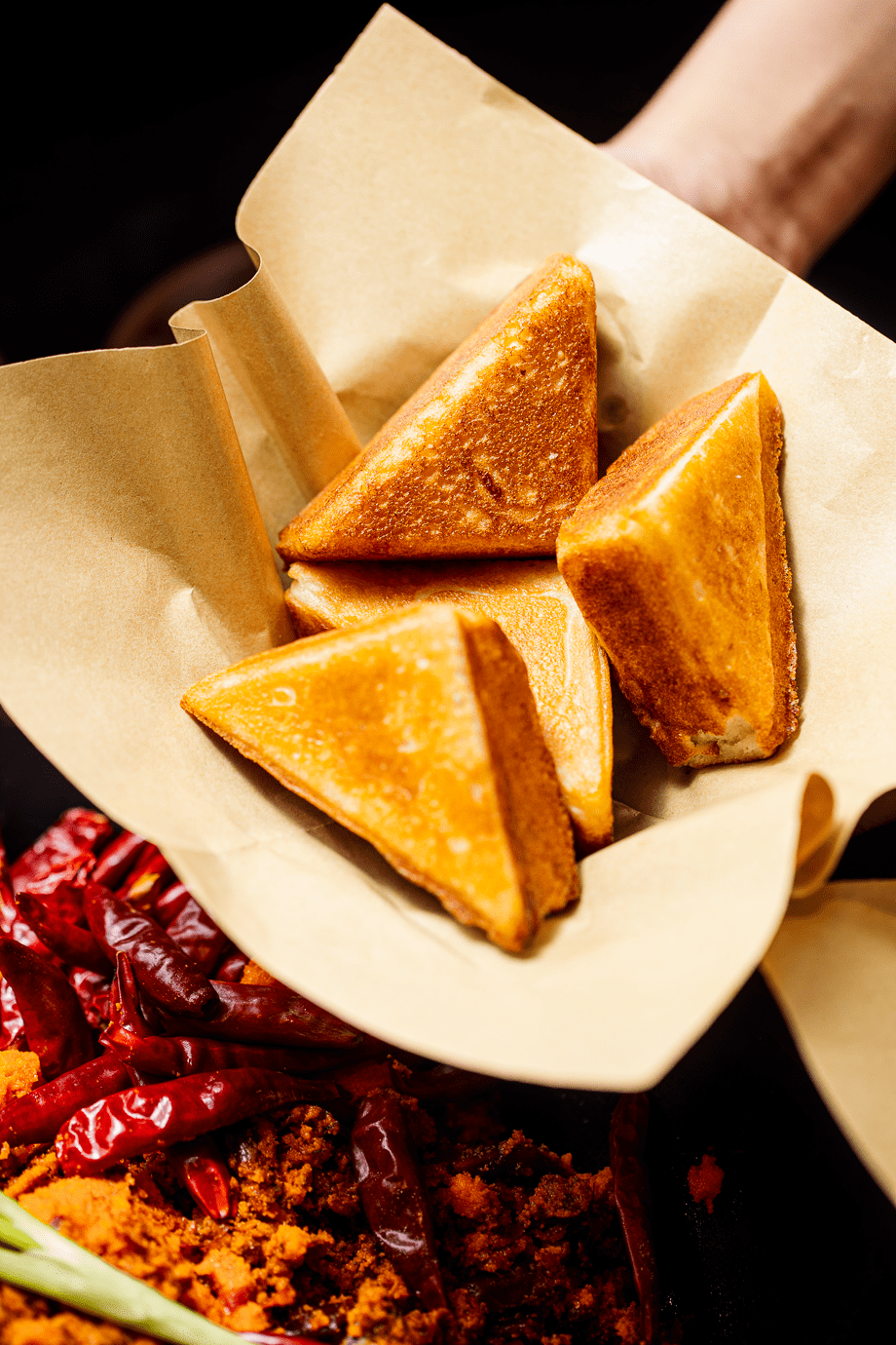 重庆美食探秘：三角粑与甜品的完美邂逅，舌尖上的山城记忆