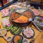 玩转重庆必尝鸳鸯火锅，感受山城火辣与鲜美的双重魅力