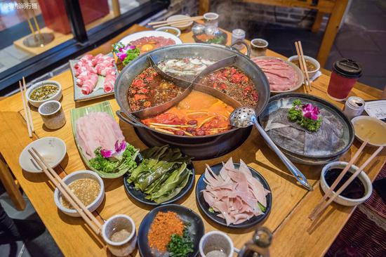 玩转重庆必尝鸳鸯火锅，感受山城火辣与鲜美的双重魅力