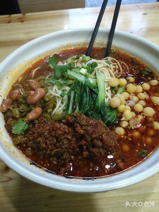 玩转重庆：探寻山城美食的灵魂，一碗小面的麻辣传奇