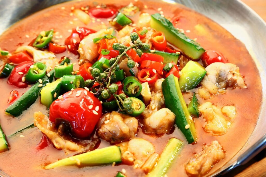 重庆江湖菜探秘：泡椒牛蛙的麻辣诱惑与山城美食文化