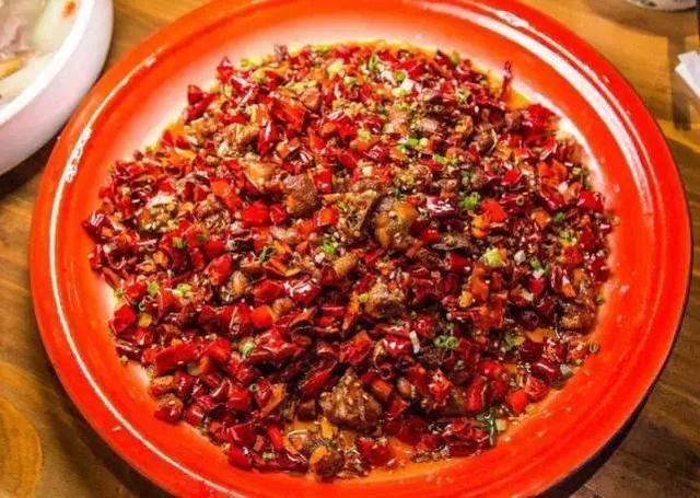 重庆辣子鸡：江湖菜中的麻辣传奇，山城美食的灵魂所在