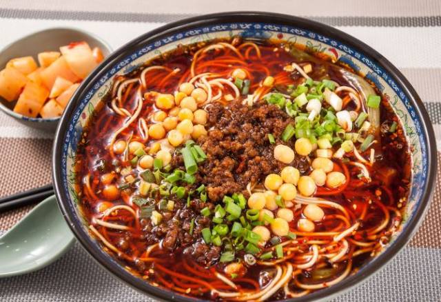 重庆美食之旅：火辣街头小吃与地道美食文化的完美融合