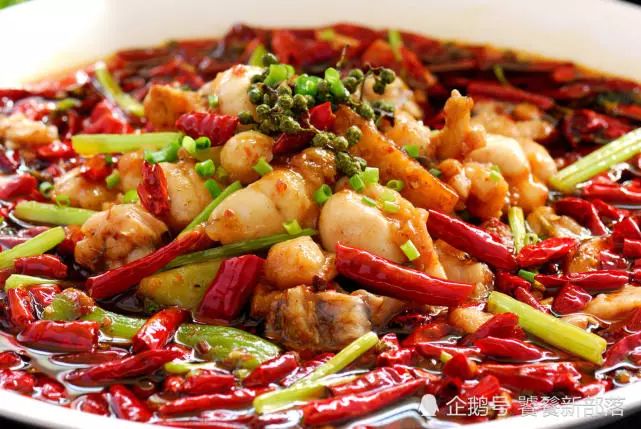 重庆江湖菜的灵魂之作：泡椒牛蛙的麻辣诱惑与地道吃法