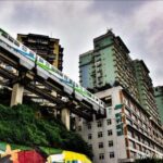 穿越楼宇的轻轨奇观：玩转重庆主城区必打卡的李子坝站