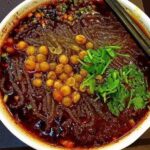 舌尖上的火辣重庆：探寻山城街头小吃的麻辣诱惑与文化底蕴