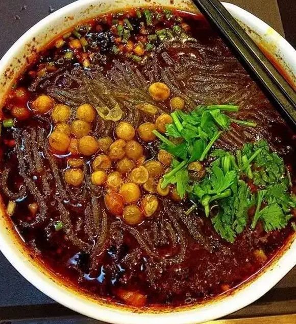 舌尖上的火辣重庆：探寻山城街头小吃的麻辣诱惑与文化底蕴