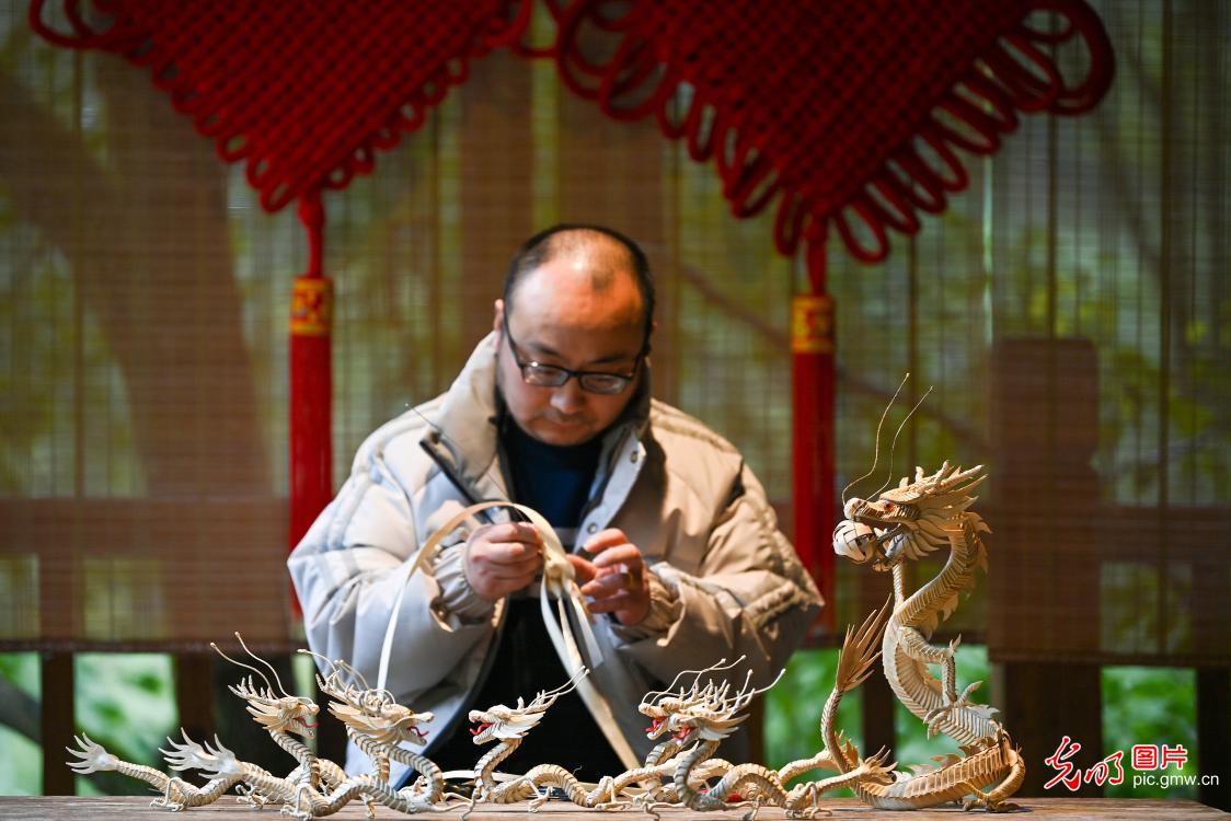 山城艺韵：探秘重庆艺术生态与传统手工艺的千年对话