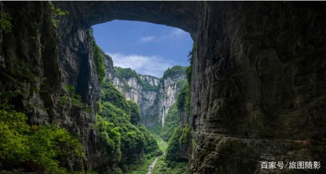 探秘重庆武隆天坑群：大自然的鬼斧神工与地质奇观