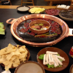 重庆老灶火锅探秘：从沸腾红油到舌尖狂欢的美食传奇