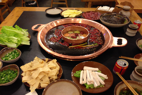 重庆老灶火锅探秘：从沸腾红油到舌尖狂欢的美食传奇