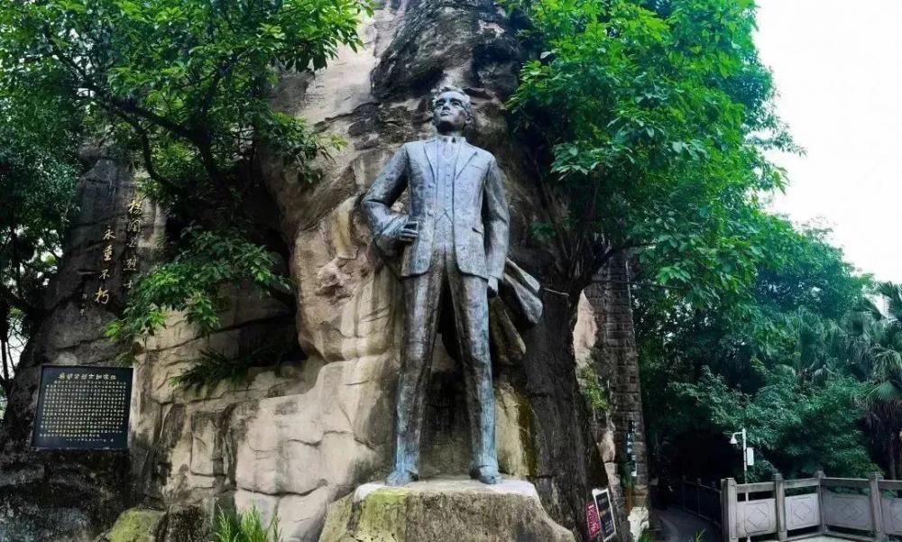 探秘重庆佛图关公园：穿越千年古城墙，俯瞰两江交汇奇观