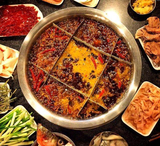重庆美食江湖行：从麻辣火锅到江湖菜的山城味觉冒险