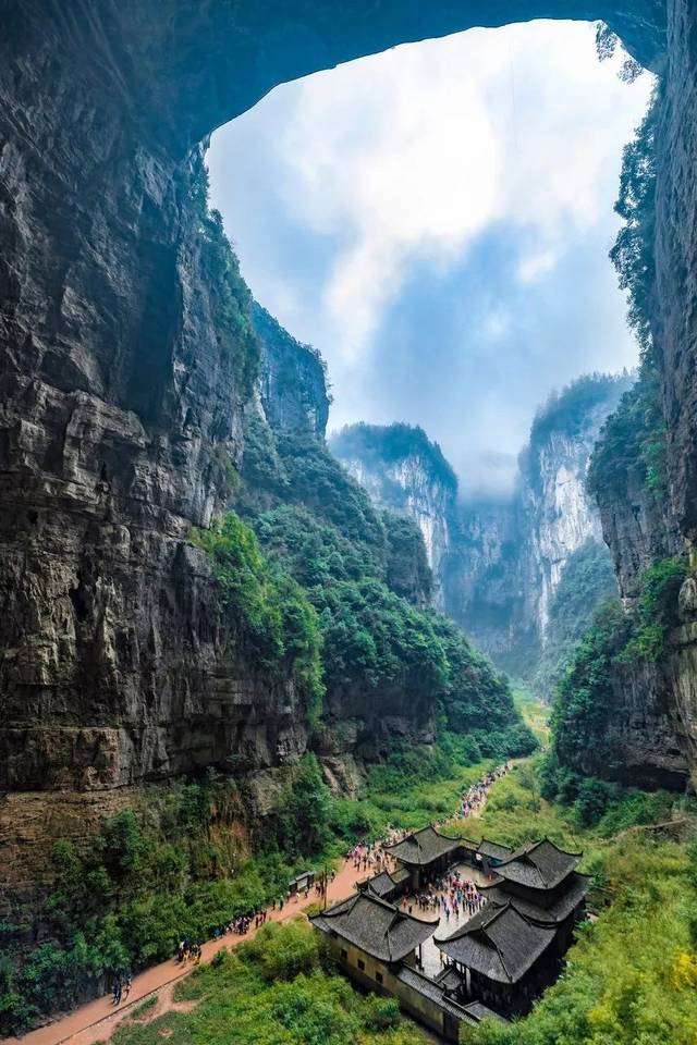 探秘武隆喀斯特奇观：重庆山水间的自然奇迹与人文魅力