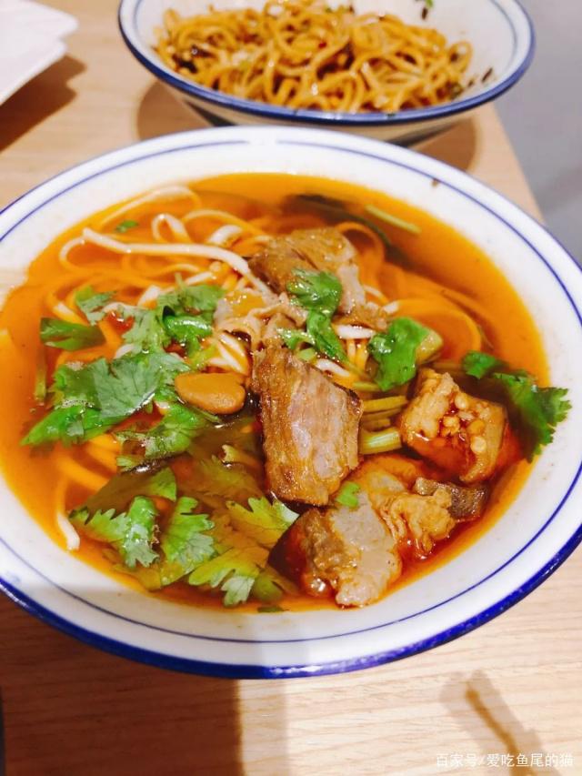 重庆美食地图：从麻辣小面到姜香鸭面，探寻山城最地道的面食文化