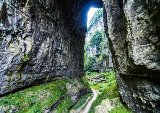 探秘武隆喀斯特秘境：从芙蓉洞奇观到天生三桥的奇幻之旅