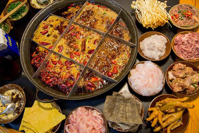 玩转重庆：探寻麻辣火锅与卤味火锅的极致美味