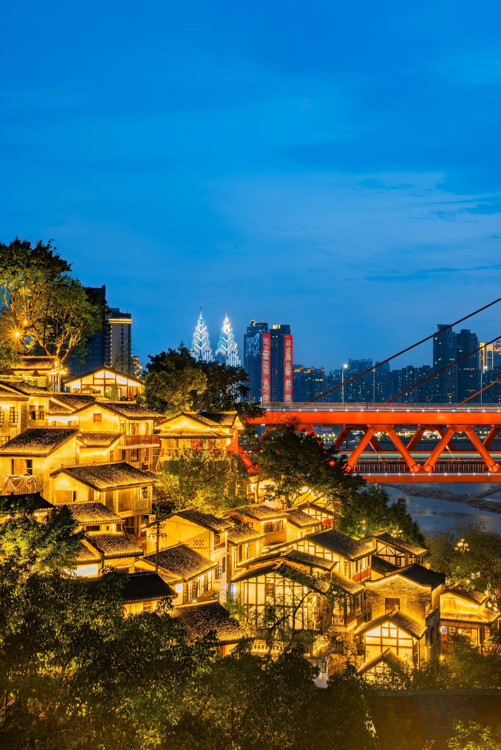 重庆龙门浩老街深度游：穿越百年的山城记忆与现代风情