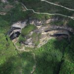 探秘山城奇观：重庆喀斯特地貌的鬼斧神工与城市魔幻魅力