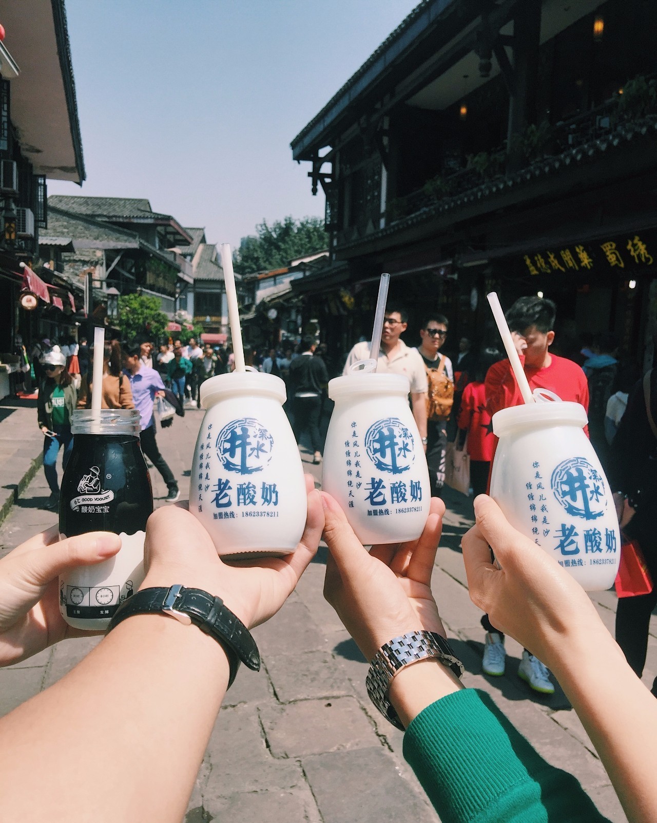 重庆美食新发现：酸奶火锅的奇妙之旅，颠覆你对火锅的认知