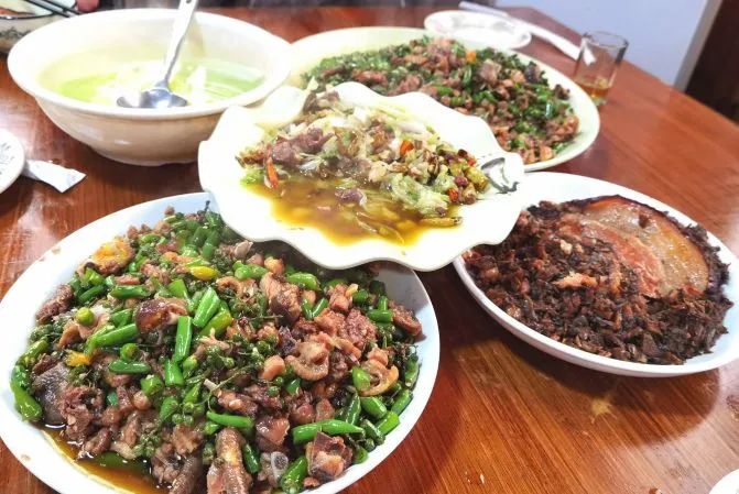 重庆美食探险记：折耳根的前世今生与猎奇尝鲜指南