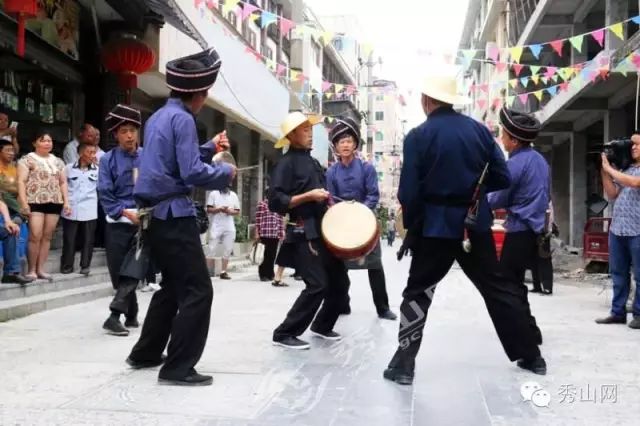 山城韵律：探秘重庆薅草锣鼓中的民间音乐与舞蹈智慧
