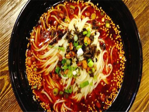 重庆小面与盅盅面：舌尖上的山城烟火，探寻最地道的重庆味道