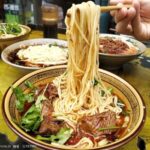重庆小面与牛肉面的终极指南：从街头小吃到美食传奇
