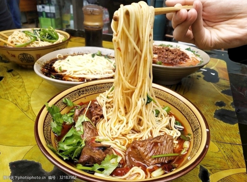 重庆小面与牛肉面的终极指南：从街头小吃到美食传奇
