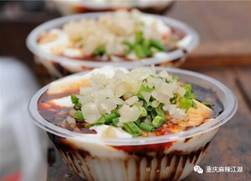 重庆美食之旅：从麻辣小吃到甜蜜甜品，豆腐脑的百变魅力
