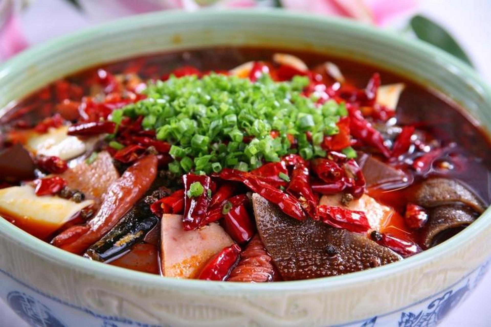 重庆毛血旺：一道江湖菜的麻辣传奇，探寻山城最地道的火辣滋味