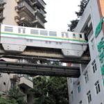 重庆轨道列车：穿梭山城的魔幻“过山车”之旅