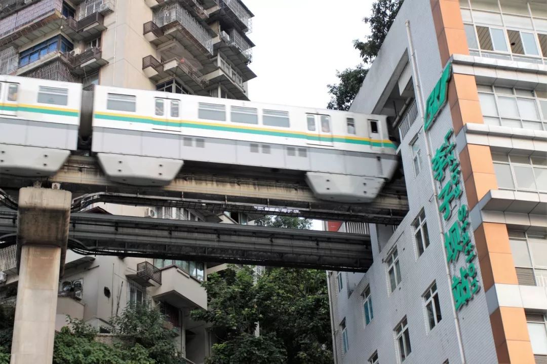 重庆轨道列车：穿梭山城的魔幻“过山车”之旅