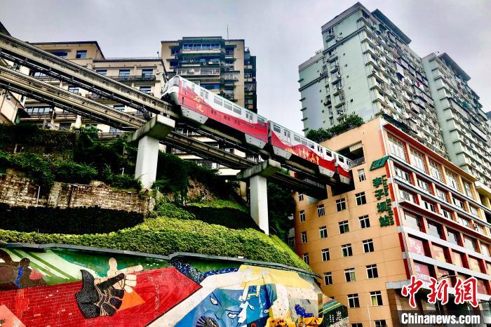 山城魔幻之旅：解密重庆李子坝轻轨穿楼背后的建筑奇迹