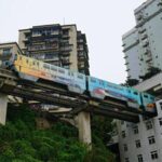 穿越魔幻山城：探秘重庆李子坝轻轨穿楼奇观与主城必游景点