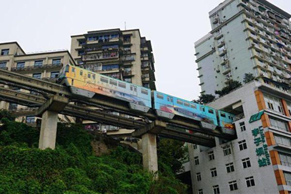 穿越魔幻山城：探秘重庆李子坝轻轨穿楼奇观与主城必游景点
