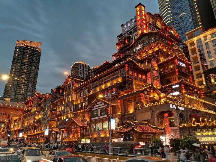 山城重庆的魔幻魅力：从火锅到吊脚楼的城市探索之旅