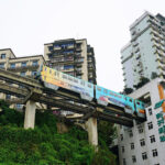 重庆魔幻之旅：探秘李子坝轻轨穿楼与主城区必打卡景点