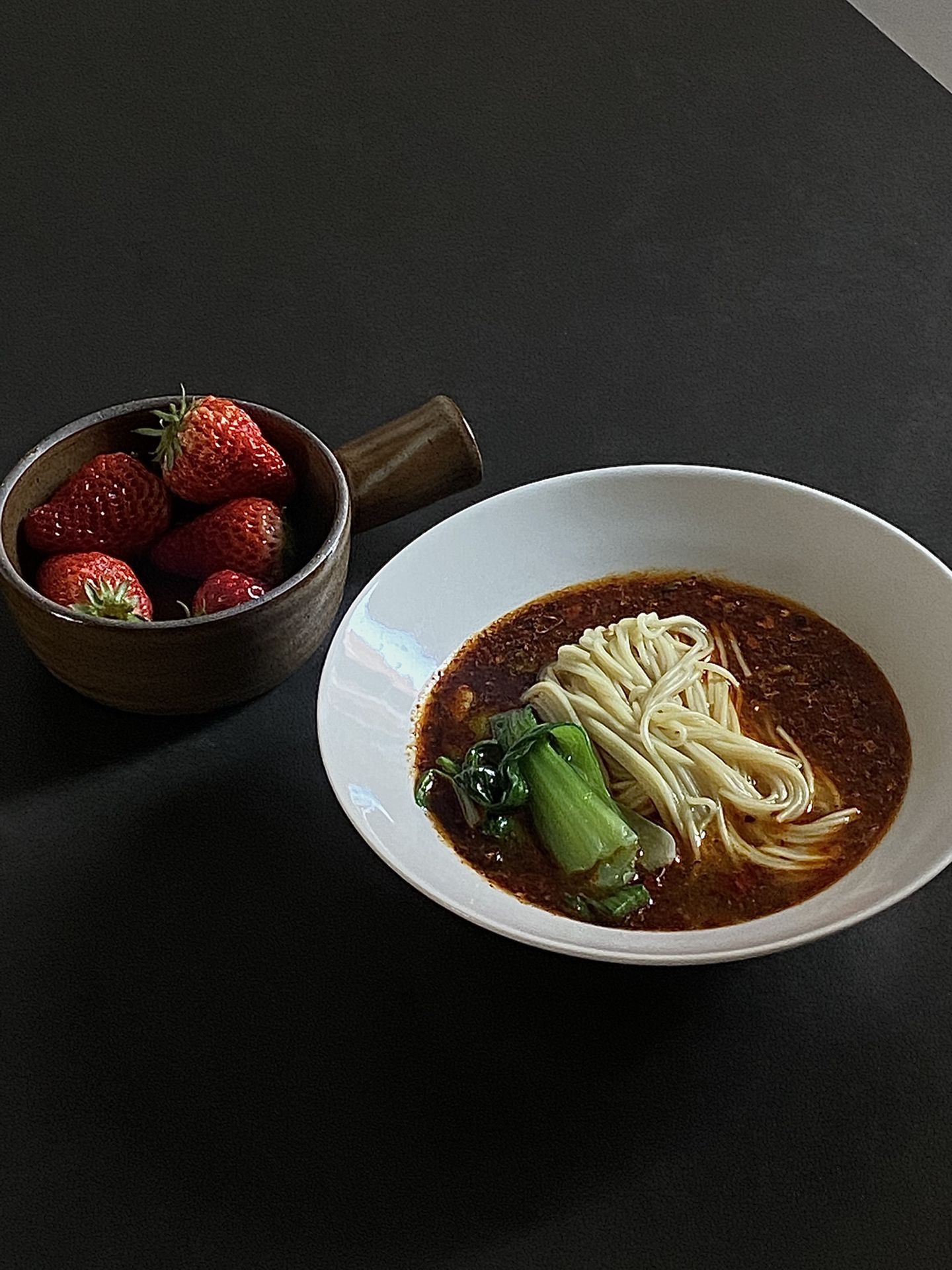 重庆小面探秘：从街头小吃到非遗美食的糊辣壳传奇