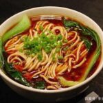 重庆小面与牛肉面：舌尖上的山城记忆，一碗面里的麻辣江湖