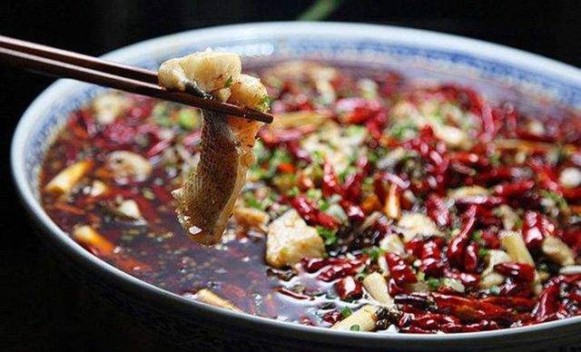 重庆美食探秘：江湖菜与尖椒鸡的麻辣诱惑，带你玩转山城味蕾之旅